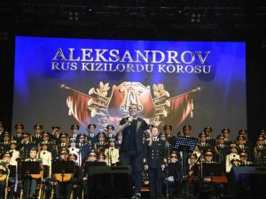 Kızılordu Korosu ve Haluk Levent Adanalılara unutulmaz bir gece yaşattı