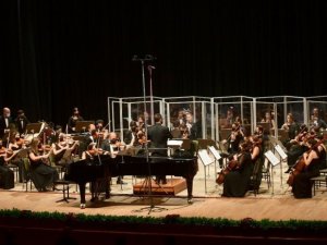 Senfoni orkestrası akademik yılın açılış töreninde sahne aldı