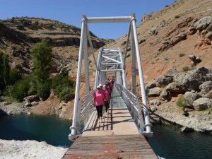 Sporcular sağlıklı yaşam için tarihi mekanda yürüdü