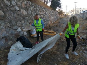 Bodrum’da gönüllüler ve belediye ekipleri temizlik çalışmalarına devam ediyor