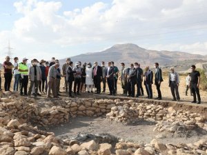 Vali Demirtaş: "Boncuklu Tarla kazılarıyla tarih yeniden yazılacak"
