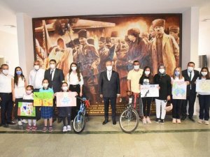 Resim yarışmasında dereceye giren öğrencilere ödülleri verildi