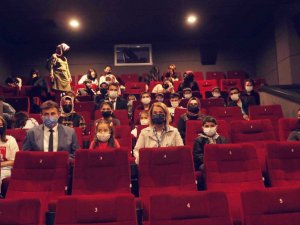 Vali Becel öğrencilerle ’Akif’ filmini izledi