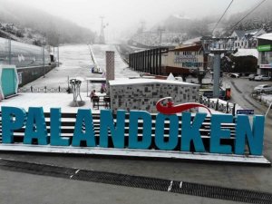 Erzurum’da yüksek kesimlere kar yağdı, vatandaşlar kartopu oynadı