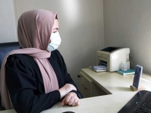 Bir tıbbı sekreter 2 bin kişiyi aşı olmaya ikna etti