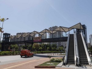 Mersin’de yaya güvenliği için yapılan üst geçit hizmete girdi