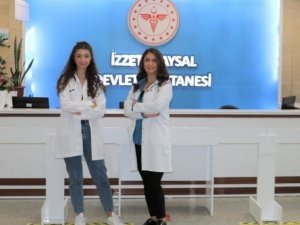 Doktor anne ve kızı korona virüse karşı birlikte mücadele ediyor