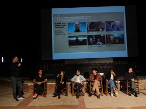 Söyleşiler ve film gösterimleri ile devam eden festivale ilgi büyük