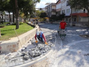 Burhaniye’de yollar yenileniyor