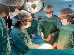 Karnından 8 kiloluk kitle çıkarıldı