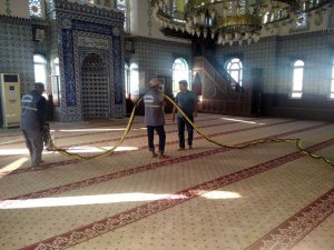 Belediye ekipleri camileri temizlendi