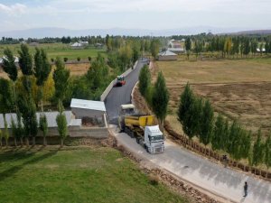 Van Büyükşehir Belediyesi Erciş’te 25,5 kilometre yol ve asfalt çalışması yapıyor