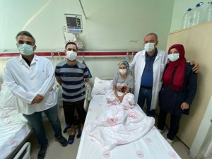 Vefakar kardeş ablasına böbreğini verdi