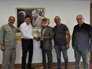 Başkan Özcan Türkiye Şampiyonu Çamdeviren’i tebrik etti