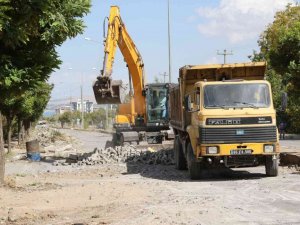 Van Büyükşehir, Gevaş’taki cadde yenileme çalışmalarına başladı