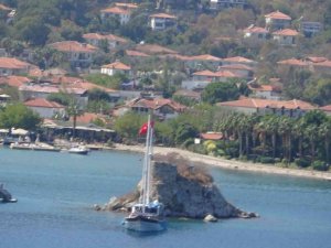 Tarihi kalelere gözü gibi bakıyorlar