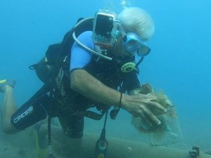Dünyaca ünlü Konyaaltı Sahili’nde deniz dibinden 10 dakikada çıkan çöpler şaşırttı