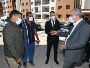 Vali Toraman  deprem konutlarını inceledi