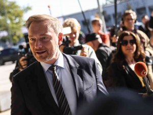 Almanya’da "trafik ışığı koalisyonu" için ilk üçlü görüşme