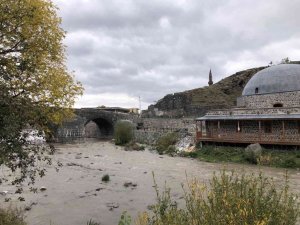 Kars’ta tarihi yerlerde sonbahar güzelliği
