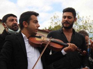 Müzisyenlerden Başkan Büyükakın’a kemanlı teşekkür