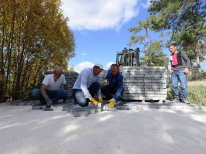 Bahabey çamlığındaki mesire alanına kilit taşı döşeniyor