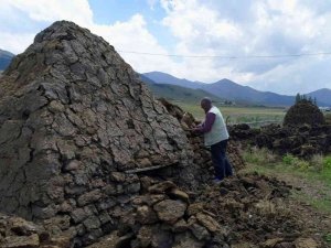 Bayburt’ta köylerin vazgeçilmez yakıtı tezek oldu