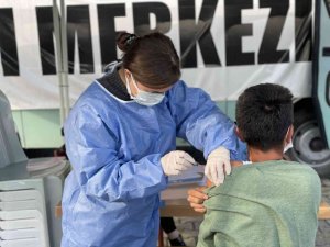 Öğrenciler kolları sıvadı, aşıları kampüste yapıldı