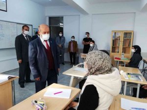 Müdür Başyiğit: “Çok okuyarak geleceğe emin adımlarla ilerlemelisiniz”