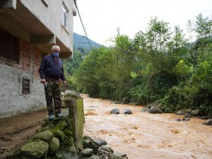 Şiddetli yağışlarda tek sığınakları evlerinin karşısındaki cami