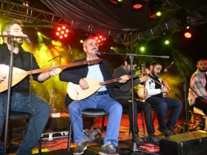 Sanatçı belediye başkanı sazın sesini duyunca kendisini sahneye attı