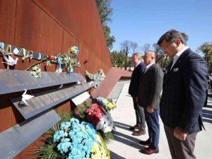 Bakan Çavuşoğlu, Cennet Bölüğü Anıtı’na çiçek bıraktı