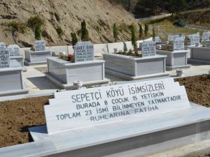 Maden sahasında kalan mezarlar, dualar eşliğinde başka bir alana taşındı