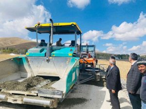 Çaldıran’da asfalt yol çalışmaları devam ediyor