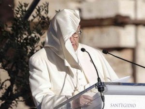 Papa’nın rüzgara karşı zor anları