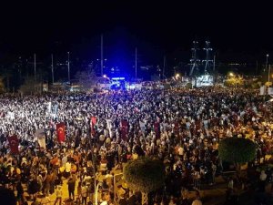 Haluk Levent ve Kızılordu Korosu, Fethiye’de Cumhuriyet marşlarını seslendirdi