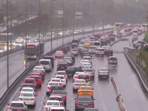 İstanbul’da yağış, trafiği olumsuz etkiledi