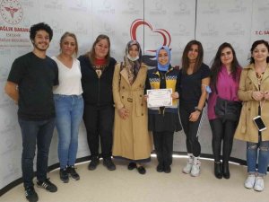 Eğitim alan sağlık çalışanları sertifikalarını aldı, işaret diliyle klip çekti