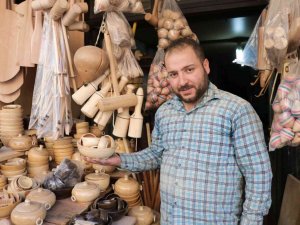 Tarihi çarşıda ahşaba şekil veriyorlar