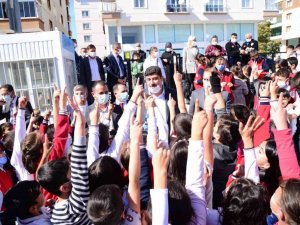 Başkan Oğuz’dan minik öğrencilere satranç takımı