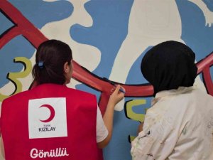 Cizre Kızılay gönüllüleri, ana okul duvarlarını boyadı