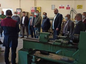 Gediz’de sanayici ve işadamlarından meslek lisesine ziyaret