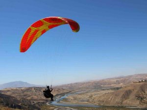 Palu semaları, yamaç paraşütçülerine ev sahipliği yaptı