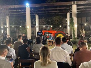 Cumhurbaşkanı Erdoğan, gençlerle ‘Uzun ince bir yoldayım’ türküsünü seslendirdi