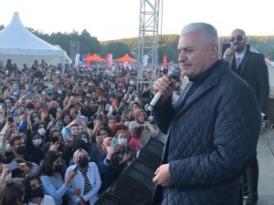 AK Parti Genel Başkanvekili Yıldırım, festivalde öğrencilerle Âşık Veysel’in türküsünü söyledi