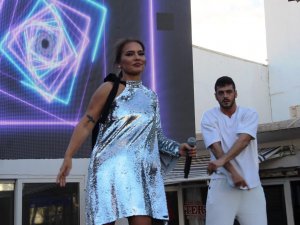 Demet Akalın’dan yangın bölgesinde konser