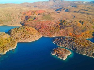 Nemrut Krater Gölü’nün sonbahar güzelliği havadan görüntülendi