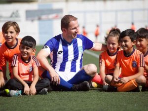 Genç vekil formayı giydi, çocuklarla idmana çıktı