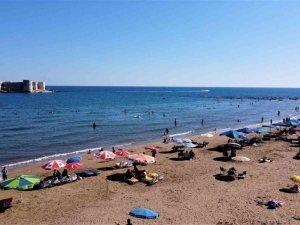 Hava sıcaklığı 33 dereceyi buldu, tatilciler Kızkalesi’ne akın etti