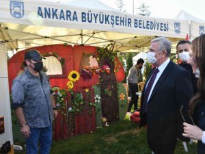 Ankara’da tiyatro sezonu düzenlenen şenlikle başladı